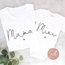 Dieses Set Umfasst Ein T Shirt Fur Die Mama Und Einen Weissen Baby Body Fur Mini Und Zeigt Eure Enge Bindu In 2020 Baby Body Spruche Baby Grossentabelle Body Bemalen
