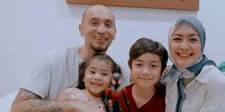 Gary iskak dan richa novisha persiapkan kebutuhan calon anak kedua. Sedih Banget Genggaman Tangan Istri Kuatkan Gary Iskak Yang Kena Kanker Hati Dream Co Id