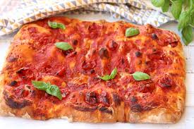 Trasferiamo l'impasto lievitato su una teglia rettangolare ben unta d'olio evo. Pizza In Teglia Alla Romana Croccante Benedetta