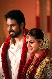 The Celebrity Wedding Of Actress Bhavana With Producer Naveen Celebrity Weddings Actress Wedding Indian Wedding Couple Photography