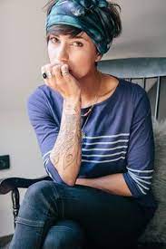 Un bijou pour habiller son cou pendant les jours froids. Foulard 60 Coiffures Faciles