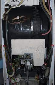 Après avoir remplacé le tambour par la nouvelle pièce détachée, il suffira de mener les opérations en sens inverse pour remonter la machine à laver et la rendre de nouveau opérationnelle. Blanc Demontage Lave Linge Vedette 50b Ouverture Par Le Dessus