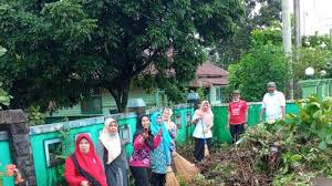 Ahmedatheism mewarnai gambar gotong royong gambar kartun kerja bakti di sekolah, gambar kartun kerja bakti di rumah goresan tangan kerja bakti gambar gotong royong di sekolah hitam putih brad erva doce info gambar list mewarnai gambar cangkul pict pictures 10 gotong. Lama Tak Tatap Muka Rumput Di Sekolah Meninggi Guru Di Pelaihari Gotong Rotong Banjarmasin Post