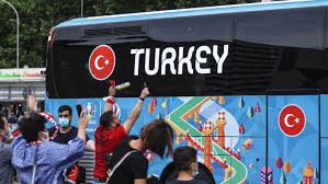 A milli futbol takımı teknik direktörü şenol güneş, moldova ile oynanan hazırlık maçının 11'inde değişiklik yapmadan i̇talya karşısında takımı sahaya sürdü. Turkiye Italya Euro 2020 Acilis Macinda Ilk 11 Ler Belli Oldu