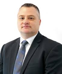 Éric Plourde est le premier entraineur-chef des Pionniers hockey