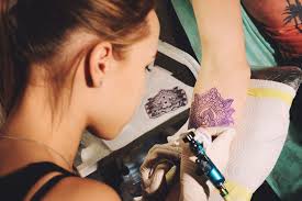 Un sourire qui fait le tour du monde. Mon Ado Veut Un Tatouage Ou Un Piercing Comment Reagir