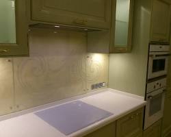 Изображение: Стеклянный кухонный фартук с пескоструйным рисунком