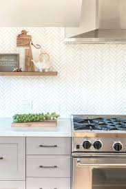 Pin By Fleur Bazin On Surfaces Kitchen Backsplash Designs Modern Kitchen Backsplash White Modern Kitchen