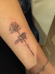 Roos Tattoo Met Vingerafdruk In 2020 Tatoeage Ideeen Vingerafdruk Tatoeages Kleine Roos Tatoeages