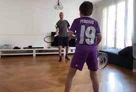 This is the national team page of real madrid player luka modric. Sportas Od Kojeg Se Hrvatima Dize Kosa Na Glavi Objavio Zanimljiv Video Pogledajte Kako Trenira Sina U Modricevom Dresu Jabuka Tv