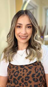 Ouvir a voz de uma cliente feliz é o que me lembra todos os dias por que eu  amo tanto a minha profissão. ❤️, A Janaina chegou com uma queixa que ouço  muito por aqui: a sensação de um cabelo que ...