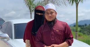 Sebelum ini, megat noor asyeqi dan keluarganya hidup dalam keadaan daif di pondok buruk dalam kebun getah. Kisah Seorang Lelaki Rezeki Melimpah Ruah Sebab Jujur Tak Pernah Tinggal Doakan Ibu Bapa Isteri Kongsi Ustaz Ebit Lew Hijabista