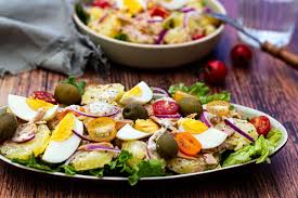 Recette salade de pomme de terre thon. Salade De Pommes De Terre Au Thon Oeufs Durs Et Sauce Yaourt A La Moutarde Amandine Cooking