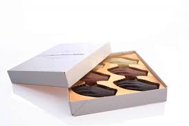 Je kan die ook met iets anders vullen. Antwerpse Handjes Chocolade Gevuld Kleine Doos 12 St Sjokolat