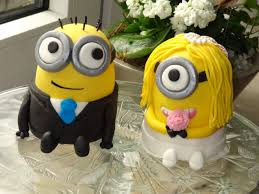 Je nach kuchengröße variiert die anzahl. Die Minions Sind Los Ausgefallener Wedding Topper Cake It Up Tortendesign