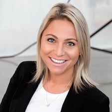 Tracy Earl's Instagram, Twitter & Facebook