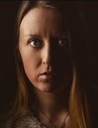 Intriguing. [Sony a9 w/ Sony 85mm 1.4 & Paul Buff Einstein ×3] : r/portraits