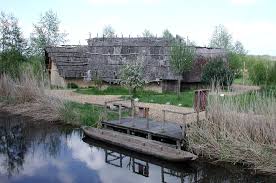 It is situated near lake federsee, which is separated from the town by a wide reed belt. Datei Federsee Moordorf Jpg Wikipedia