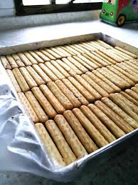 Gunakan gunting, potong bahagian tepi2 roti pastu potong panjang2 pastu potong dua plak, dalam. Resepi Kek Batik Jejari Anda Harus Cuba