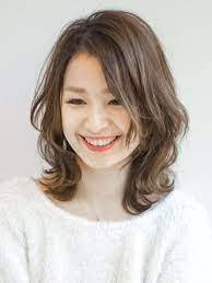 エアリーミディアム 30代 40代におすすめ大人かわいいモテ 愛され 外国人風 ナチュラルローレイヤー 斜め前髪 流し前髪 ベージュグレージュマーメイドアッシュ ヘアサロン予約 ozmallビューティ 髪型 ミディアム パーマ ヘアスタイリング ミディアム パーマ