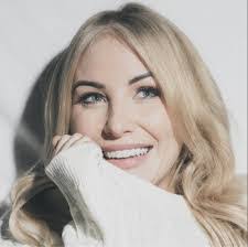 Erin Noone's Instagram, Twitter & Facebook