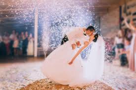 Wir empfehlen unseren gratulanten und gratulantinnen stets, ihre. Hochzeitslieder Die Schonsten Lieder Rund Um Die Hochzeit