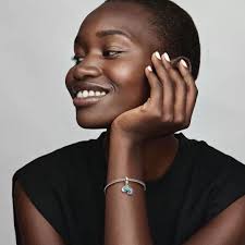 Empieza con Pandora la historia de un verano que no olvidarás ✨ Nuevo charm  Camaleón que cambia de color ❤️