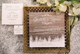 Partecipazioni matrimonio eleganti, originali e creative online il mio invito perfetto è un portale online per la creazione e realizzazione di partecipazioni matrimonio e inviti nozze e' composto da un team creativo che si occupa di rendere realtà i vostri piccoli desideri e vi regalerà preziose decorazioni che piaceranno non solo a voi, ma anche ai vostri cari amici e parenti. Partecipazione Di Nozze Naturale Ma Elegante Sfondo Effetto Legno Bosco Incantato Sposinstyle