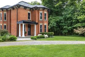 House & Home - This Farmhouse Strikes The Perfect Balance Between City & Country Living