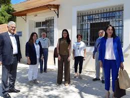 Σε διευκρινίσεις προχώρησε η υφυπουργός εργασίας δόμνα μιχαηλίδου, έπειτα από τις αντιδράσεις που προκλήθηκαν για τη δήλωσή της στο open περί απόλυσης υπαλλήλων σε δομές πρόνοιας που αρνούνται να εμβολιαστούν και μετά το διάστημα που θα έχουν μπει σε αναστολή εργασίας. H Yfypoyrgos Ergasias Kai Koinwnikwn Ypo8esewn Domna Mixahlidoy Sto Pararthma Amea Xaniwn