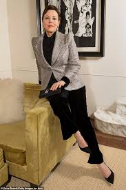 The highly recognisable actress hid her face behind a pair of sunglasses as she. Olivia Colman Suits Up After Losing Out To The Crown Co Star Emma Corrin At Golden Globes News Parrots