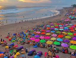 Yang paling menarik dari tempat wisata di gianyar ini adalah adanya banyak warung makan lesehan di pinggir pantai. 48 Tempat Menarik Di Bali Panduan Bercuti Ke Pulau Cinta