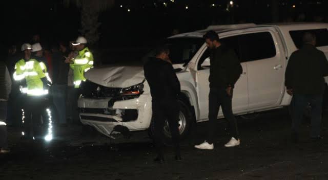 Mardin’in Artuklu ilçesinde polis aracı ile fabrika işçilerini taşıyan minibüs çarpıştı. Kazada 2’si polis 7 kişi yaralandı. ile ilgili görsel sonucu"