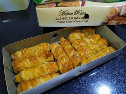 Pasalnya, jika tektur kue agak padat, maka akan sulit digulung. Pisang Bolen Cheese Roll Kue Bolu Purwakarta Facebook