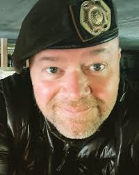 Ik vond mijn oude leger baret en hij past nog! Er kwamen gelijk  herinneringen naar boven van m'n 14 maanden in dienst. BARNEY ARMY! 💪