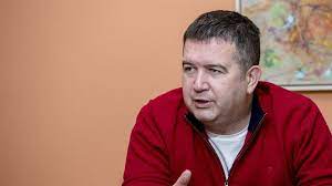 Hamáček zahodil červený svetr, angažuje haška a prohrál s babišem. Nejen Hamackuv Cerveny Svetr Jak Oblecenim Bojujeme Proti Nepriteli Idnes Cz