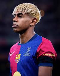 Football update news 🔻 Most dribbles attempted in 2024/25: 🇪🇸 Lamine  Yamal