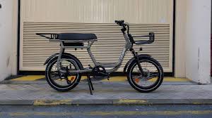 Photo Il peut emporter deux adultes et un enfant ce vélo cargo est à un ...