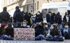 La calabria, zona rossa, chiude le scuole per due settimane. J75i8coxydfusm