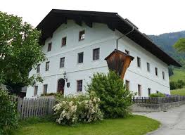 The accommodations is 31 mi from dobbiaco, and guests benefit from private parking available on site and free wifi. Uber Uns Biobauer Tirol Gstinig