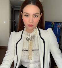 Hồ Ngọc Hà diện vest cực bắt mắt, Hạ Vi phân vân chiếc cài áo đang ở đâu