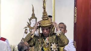 Video viral akhir akhir ini dimedsos yang menyatakan raja thailand masuk islamternyata video tersebut ialah video raja menghadiri maulid nabi karna mengharga. Raja Thailand Pecat Dua Pengawal Istana Karena Berzina