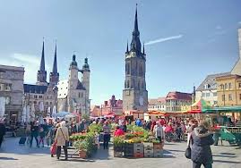 It is situated on a sandy plain on the right bank of the saale river, which there divides into several arms, 21 miles (34 km) north of leipzig. Nachgezahlt Ein Typischer Tag In Halle Du Bist Halle