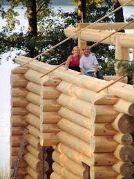 Merito dei progettisti anche le luci inserite nei rivestimenti in legno, e la serranda del box totalmente integrata nel prospetto. Case In Legno Bernard Blockhaus Case In Tronchi Ecologiche Casaclima Val Di Fiemme Tesero Case In Tronco Case Contributi Case Antisismiche Case In Tondame Incentivi Casa