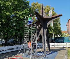 Vor 50 jahren (12.04.1961) flog gagarin als auf dem bild ist die juri gagarin skulptur (leniniski prospekt) abgebildet. Gagarin Denkmal Wird Entrostet Hier Bursten Sie Den Fliegerkosmonauten Hallespektrum De Onlinemagazin Aus Halle Saale
