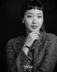 Kim Go Eun để tóc mái “chó gặm” cực ngố, fan vẫn khen khí chất đúng chuẩn  “nàng thơ” Chanel