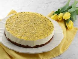 En härlig tårta med mandelbotten och ett täcke av smarrig kola. Fryst Cheesecake Med Passionsfruktsspegel Koket Youtube