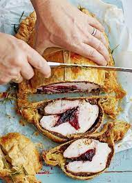 Weihnachten mit den deinen, ostern mit wem du willst. Truthahn Wellington Jamie Magazin Rezepte Festliches Essen Leckeres Essen