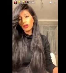 هاجمت خبيرة التجميل السعودية بدور البراهيم مواطنتها هند القحطاني من جديد، وقامت بالرد عليها وانتقدت بدور البراهيم ما قالته هند القحطاني بأنها هي من شهرت خبيرة التجميل الشهيرة وأنها رفضت الرد عليها بكلمات حادة برغم أن القانون الأمريكي يتيح حرية التعبير. Ø¨Ø§Ù„ÙÙŠØ¯ÙŠÙˆ Ø£Ø±ÙˆÙ‰ Ø¹ Ù…Ø± Øª Ù‡Ø§Ø¬Ù… Ù‡Ù†Ø¯ Ø§Ù„Ù‚Ø­Ø·Ø§Ù†ÙŠ ÙˆØªØµÙÙ‡Ø§ Ø¨Ø¹Ø¬ÙˆØ² Ø§Ù„Ù†Ø§Ø± ÙˆØ£ÙˆÙ„Ø§Ø¯Ù‡Ø§ Ù‚Ø±ÙˆØ¯ Ù…ÙˆÙ‚Ø¹ Ø´Ù…Ø³ Ø§Ù„Ø§Ø®Ø¨Ø§Ø±ÙŠ