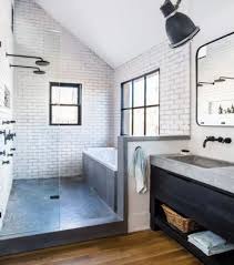 Découvrez nos salles de bains complètes ainsi qu'un ensemble d'équipements pour les salles de bains afin de réaliser le projet d'agencement de vos rêves. Salle De Bains 15 Idees Pour Avoir Une Douche Et Une Baignoire